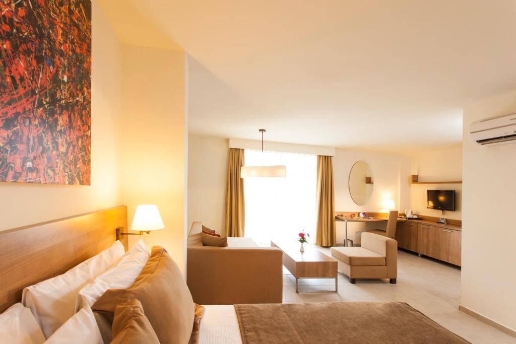 Dream Family Club Hotel Side Room photo